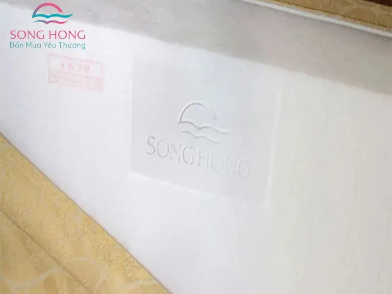 Phân biệt bằng dấu chìm logo Sông Hồng bên trong bông