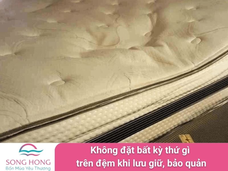 Không đặt bất kỳ thứ gì trên đệm khi lưu giữ - bảo quản