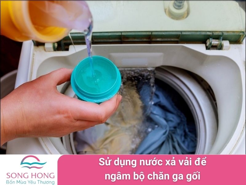 sử dụng nước xả vải để ngâm bộ chăn ga gối