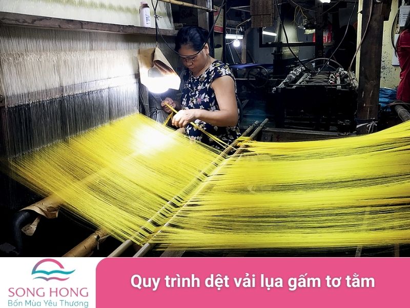 quy trình dệt vải lụa tơ tằm